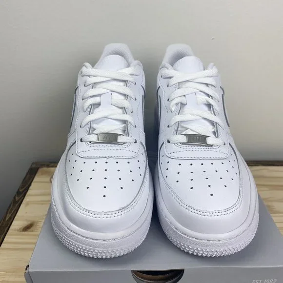 Nike Air Force 1 Low Triple White 314192-117 Size 7Y Women's 8.5 W - NEW IN BOX - Picture 2 of 8
